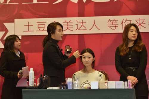 妆师 禹铉增为在场学生示范一字眉画法 