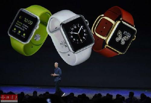 9月9日，在美国加利福尼亚州的丘珀蒂诺，苹果公司首席执行官蒂姆·库克介绍苹果手表。当日，美国苹果公司推出两款手机新产品，分别为iPhone 6和iPhone6 Plus，同时推出一款手表。新华社发