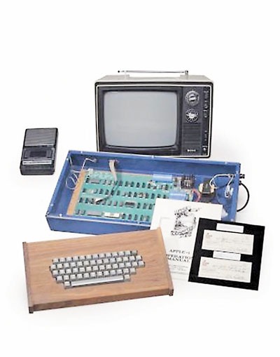 这台Apple I苹果计算机是1976年第一批生产的200部之一，由苹果创办人乔布斯等3人亲手组装。