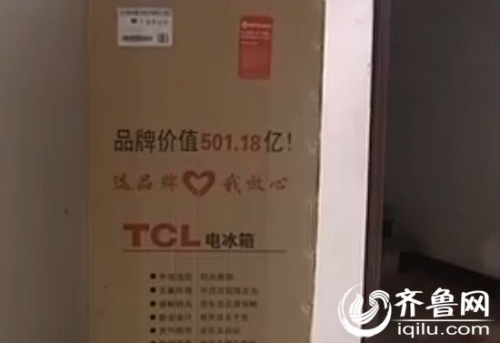 段先生告诉记者，他是5月2日买的冰箱，型号是TCL王牌，用了不到一个月就着火了。(视频截图)