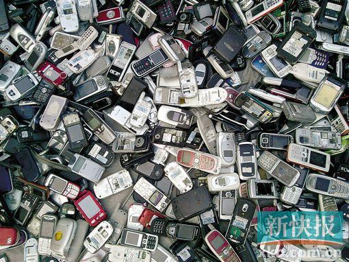 每年有大量手机被废弃。