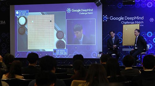 3月15日，韩国九段棋手李世石与“阿尔法围棋”在韩国首尔进行第五场对弈。新华社记者姚琪琳摄