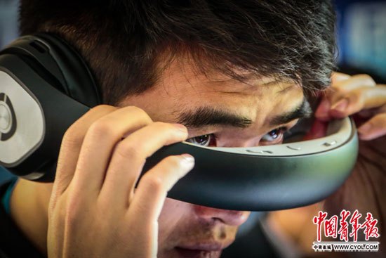 4月16日，北京，一名市民在体验VR设备。中国青年报·中青在线记者 赵迪/摄
