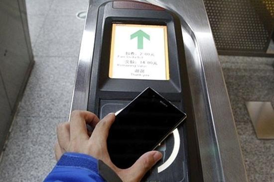 北京公交、地铁可以刷手机了 老司机，请开车