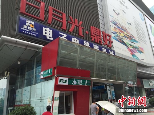 海龙电子城附近的鼎好电子城还在营业。中新网 吴涛 摄