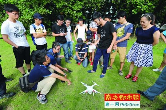 深圳科技园，一群科技爱好者在体验大疆的飞行器。南都记者 胡可 摄
