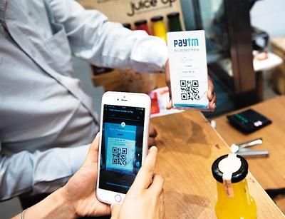 4月12日，顾客在印度新德里一家甜食店扫描Paytm二维码付款。新华社记者 毕晓洋摄
