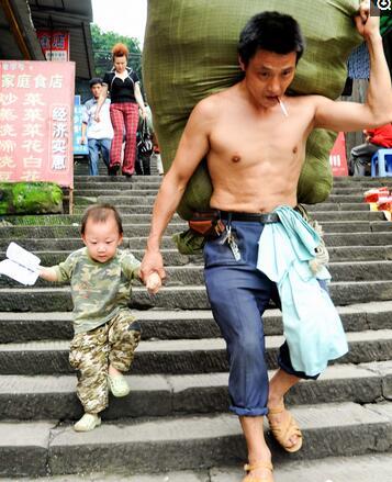 因一张照片这位父亲成网红7年后在重庆买了房