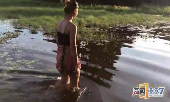 漂亮村姑在密布野草的池塘里捕鱼，却意外捕到这个恐怖的东西！