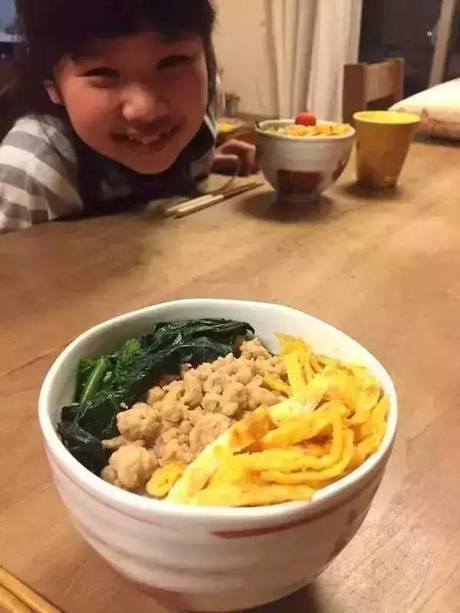 她含泪逼4岁的女儿拿起菜刀真相竟然是……