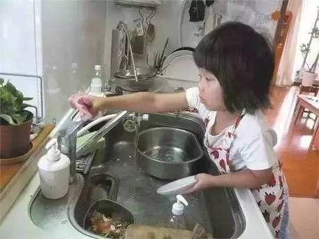 她含泪逼4岁的女儿拿起菜刀真相竟然是……