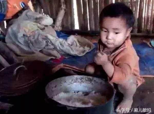爸爸去世后，被母亲抛弃的五岁男孩自己煮饭等着妈妈回来