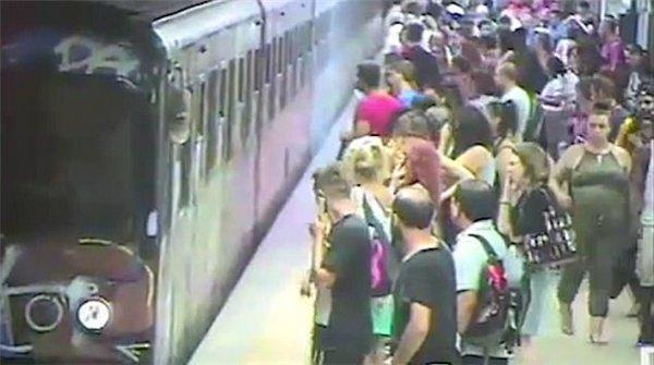 女子被地铁拖行肋骨断裂肺被刺穿只为了拿回被车门夹住的包？