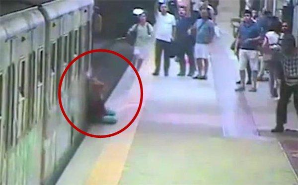 女子被地铁拖行肋骨断裂肺被刺穿只为了拿回被车门夹住的包？