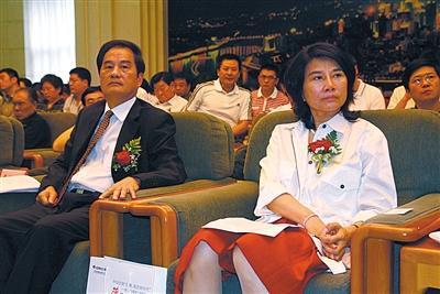 2010年7月15日，时任格力电器董事长朱江洪、格力电器总裁董明珠在北京出席格力电器新技术全国发布活动。图/视觉中国