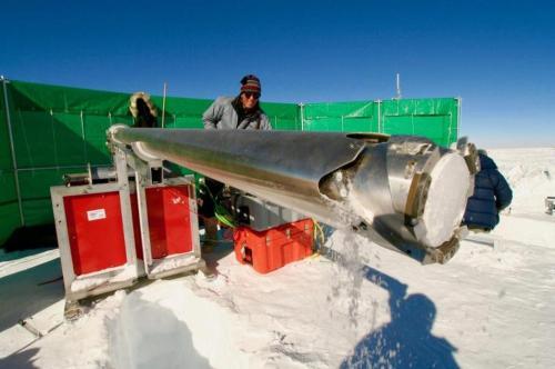 资料图片：科学家在南极采样冰芯。（图片来源：NASA）
