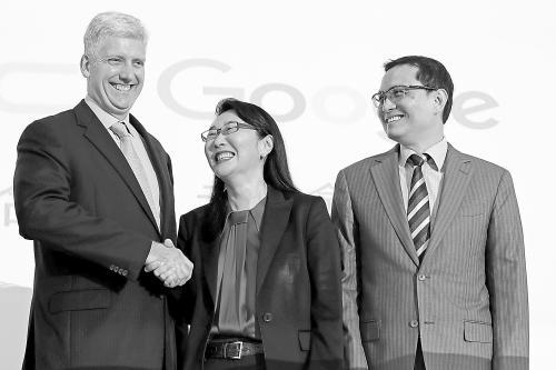 HTC董事长王雪红（中）与谷歌资深硬件副总裁欧斯特罗（左一）在记者会上握手庆贺。