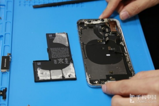iPhone X采用双电芯设计
