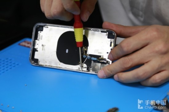 拆除iPhone X无线充电线圈