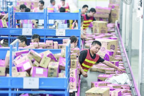 12日，广州南沙保税仓内，“双11”货物正在分拣。