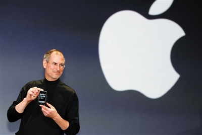 2007年1月9日，美国加利福尼亚州旧金山，苹果公司CEO史蒂夫·乔布斯发布iPhone手机。图/视觉中国 
