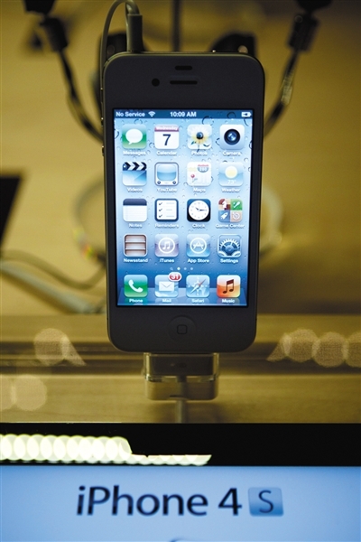 2011年12月7日，纽约苹果店的iPhone 4s。 图/视觉中国 