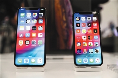 2018年9月28日，莫斯科iPhone Xs开售。图/视觉中国 