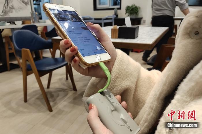 用户在使用共享充电宝。中新网记者 张旭 摄