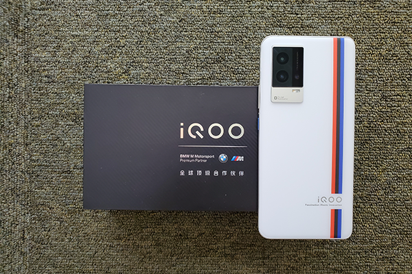 “iQOO 8传奇版上手体验：外观时尚具有超高颜值 微云台主摄令拍照效果瞬间拉满