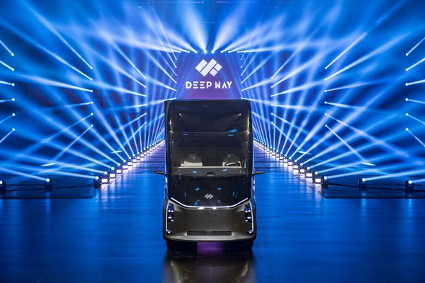“百度、狮桥联合赋能DeepWay 智能新能源卡车造车新势力携首款概念产品亮相