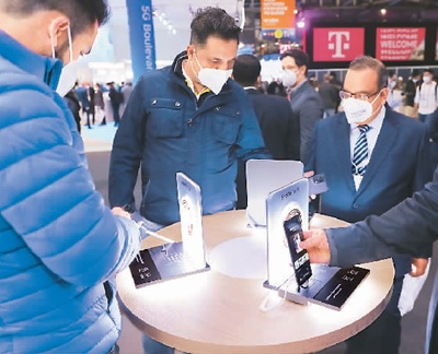 西班牙巴塞罗那2022世界移动通信大会上参观者在体验中国手机品牌OPPO的新款手机