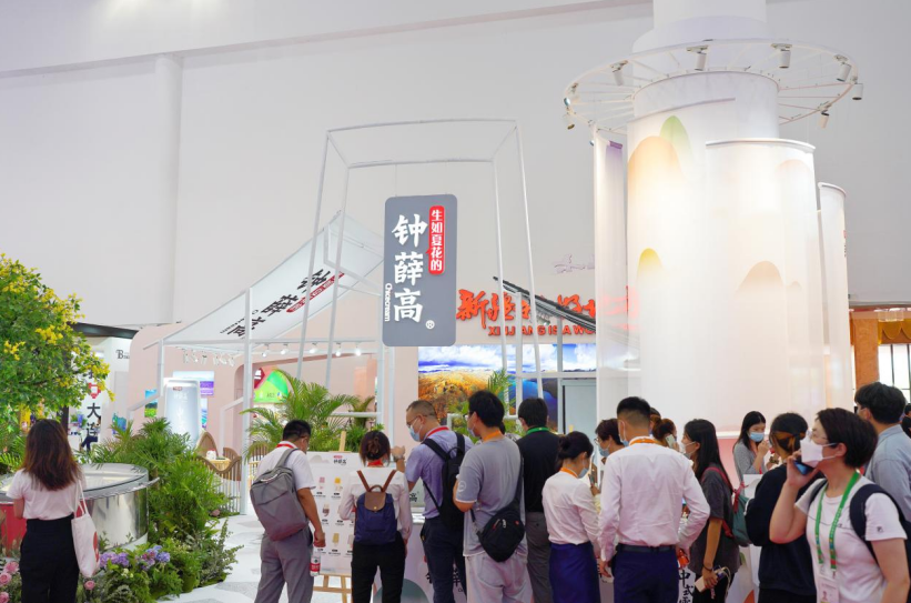 专程从广州赶来参观博览会的刘先生告诉他对中国新消费品牌的发展势头感到非常惊讶