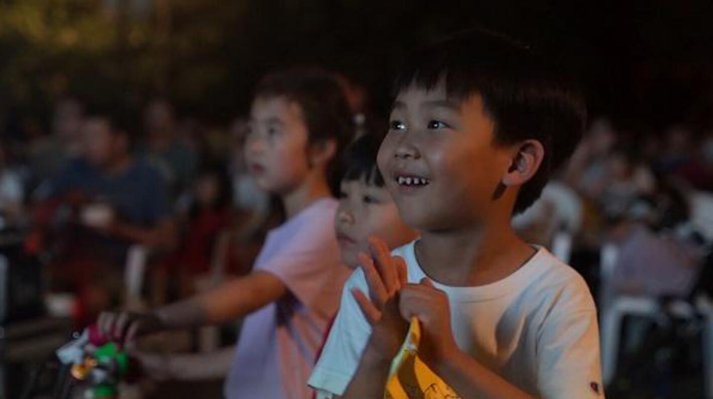 “淘票票星光点点”公益放映计划携手《外太空的莫扎特》走近乡村儿童