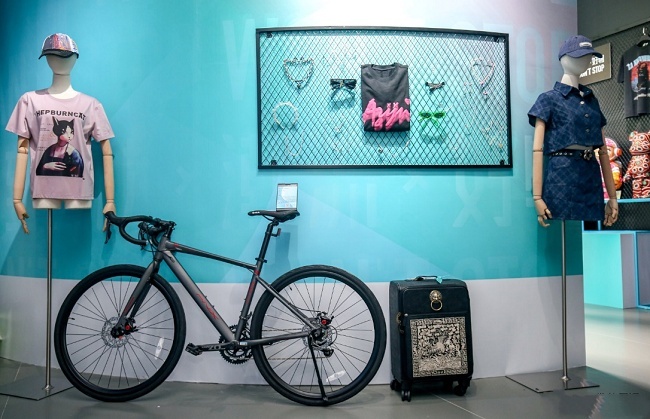 图注：凤凰自行车亮相得物App“上海制造佳品汇”展厅 