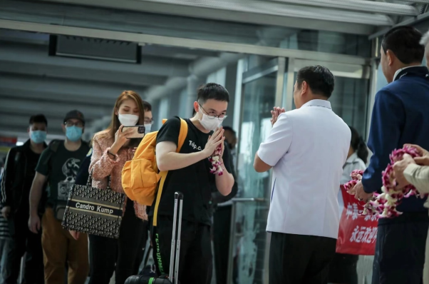 “充分感受到泰国热情！”首批中国旅客今日抵泰