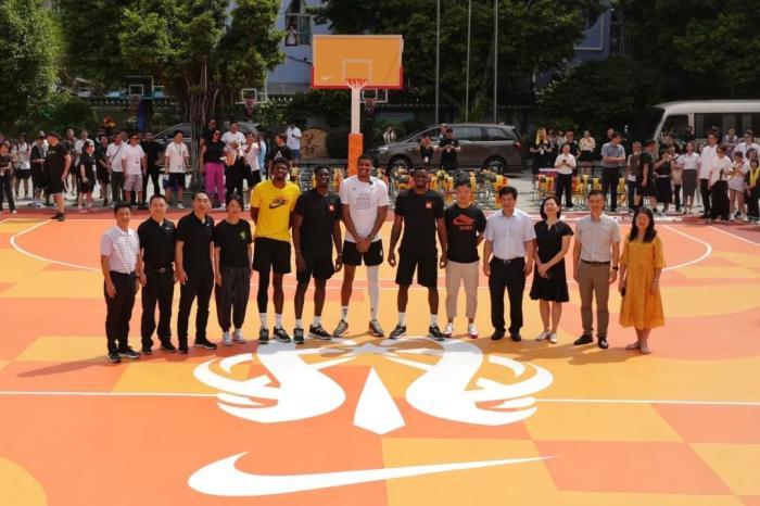 字母哥现身广州环保球场激励篮球少年享运动乐趣
